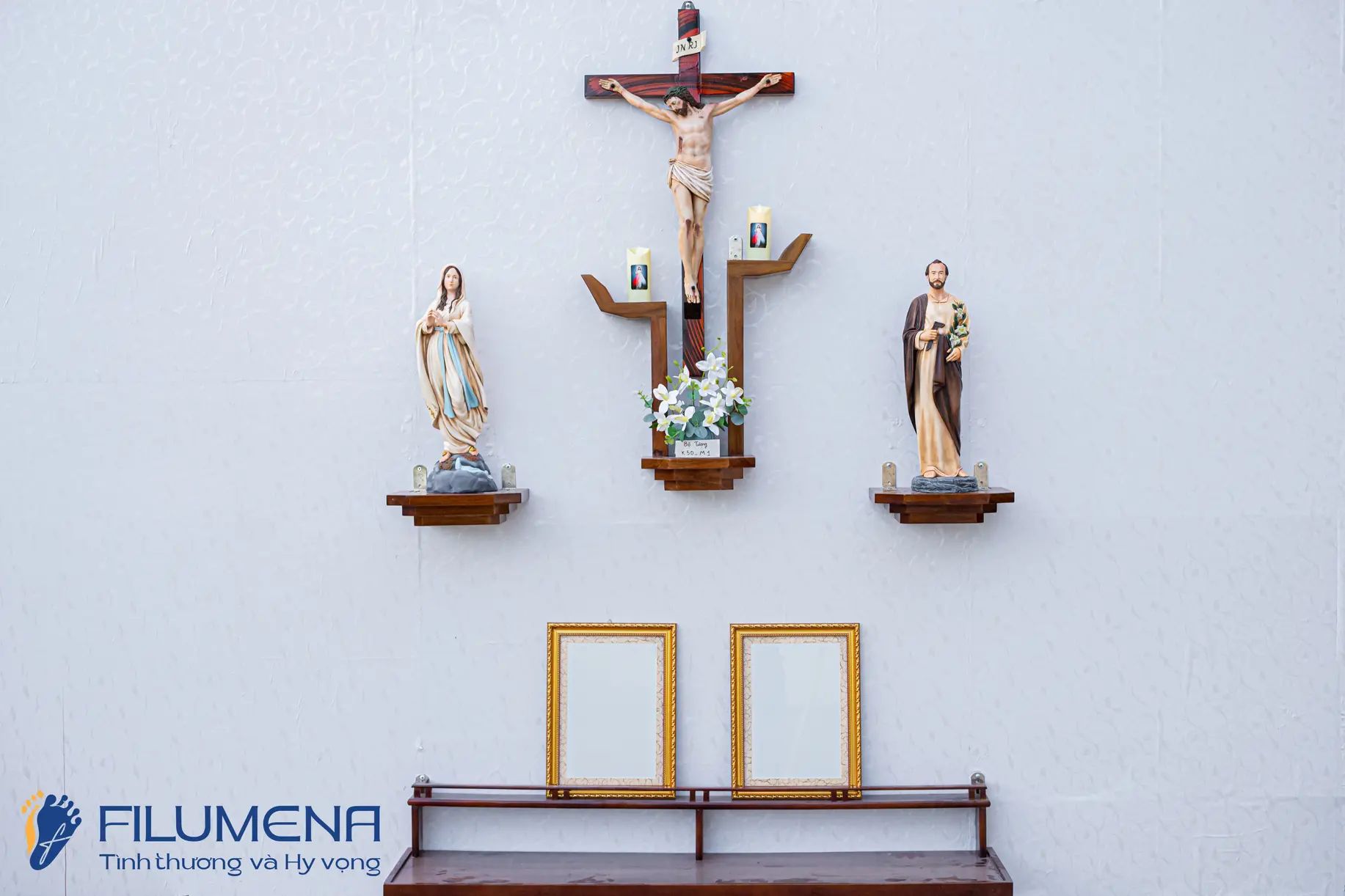 Bàn thờ Công giáo do Filumena sáng tác và sản xuất