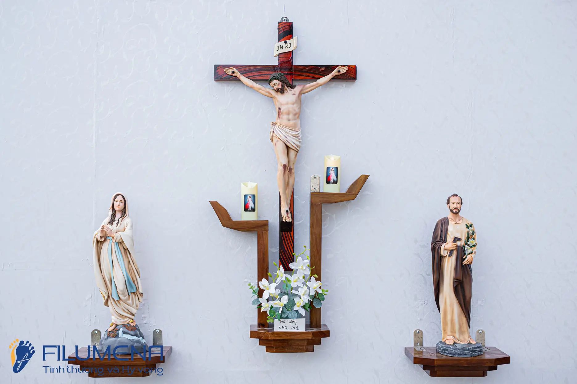 Bàn thờ Công giáo do Filumena sáng tác và sản xuất