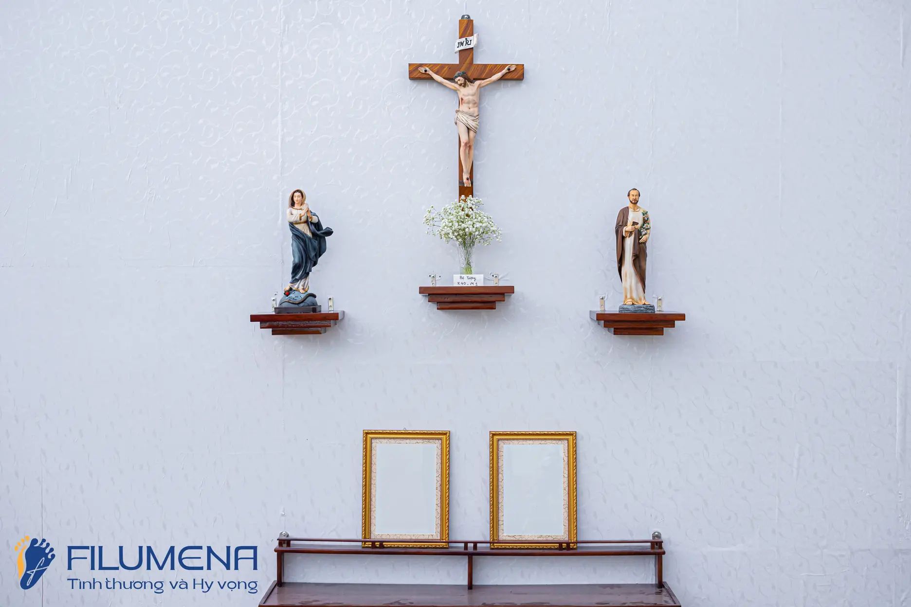 Bàn thờ Công giáo do Filumena sáng tác và sản xuất