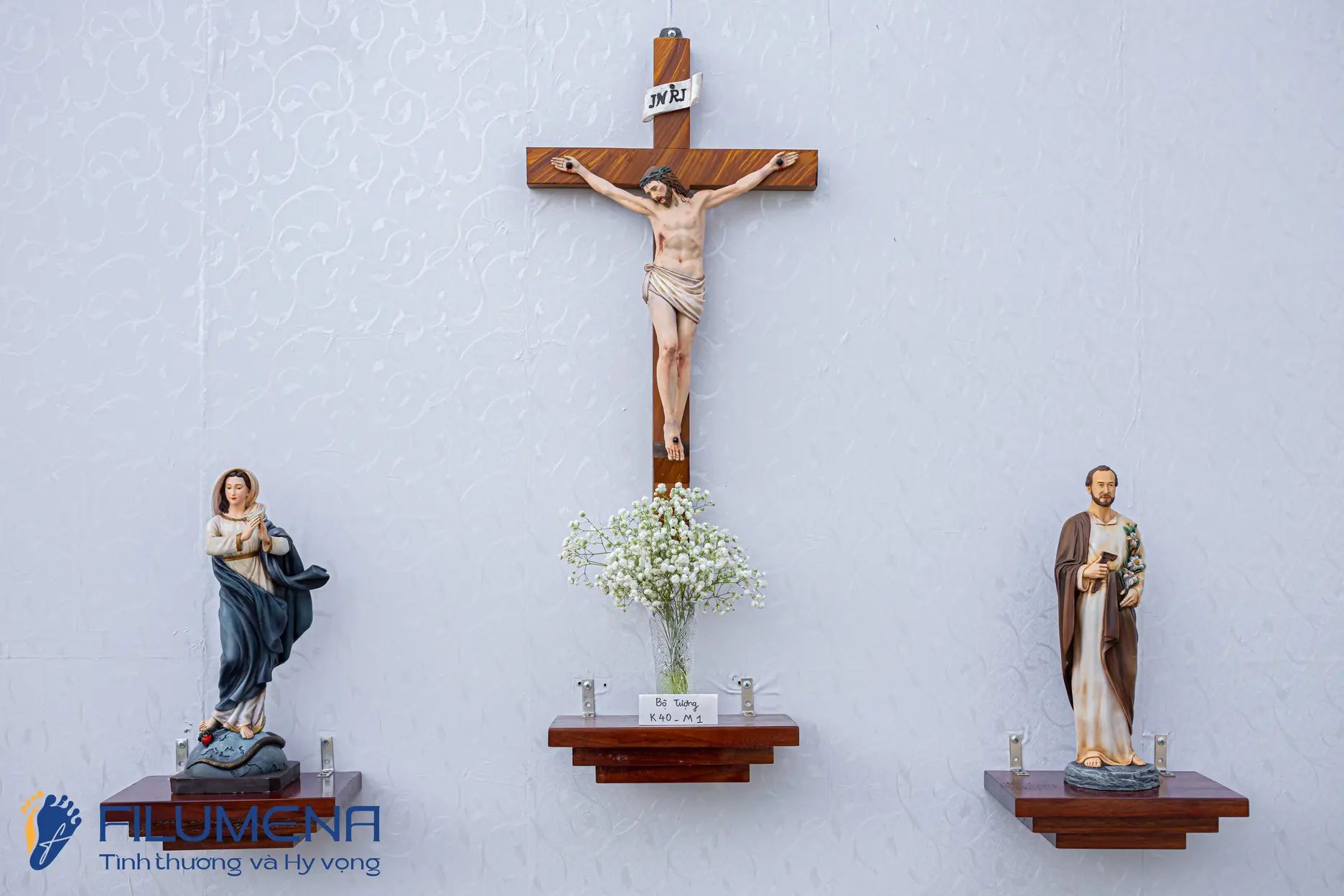 Bàn thờ Công giáo do Filumena sáng tác và sản xuất