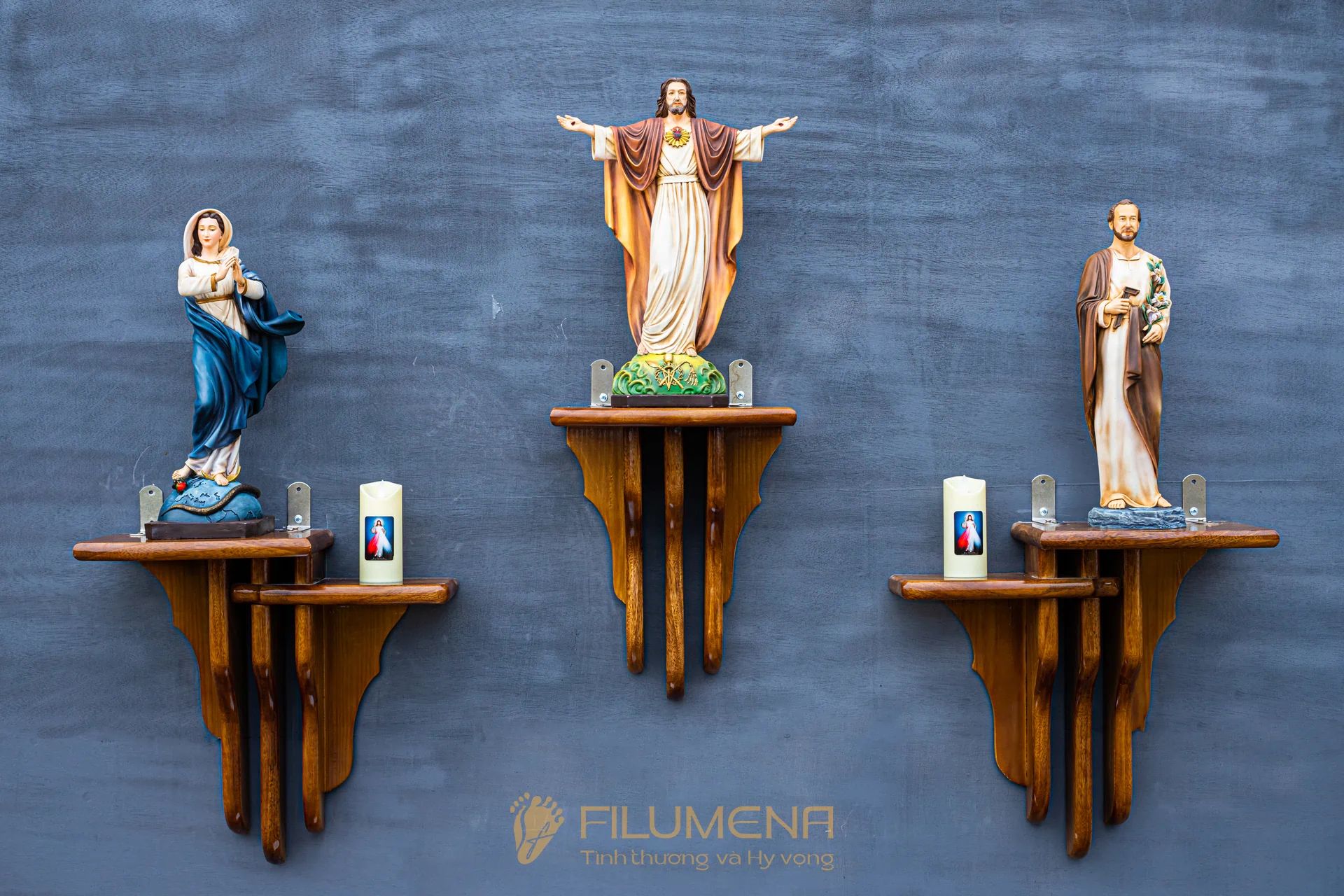Bàn thờ Chúa BTC3 - Bộ 3 tượng cao 40 cm màu M1 & bệ thờ gỗ BT1