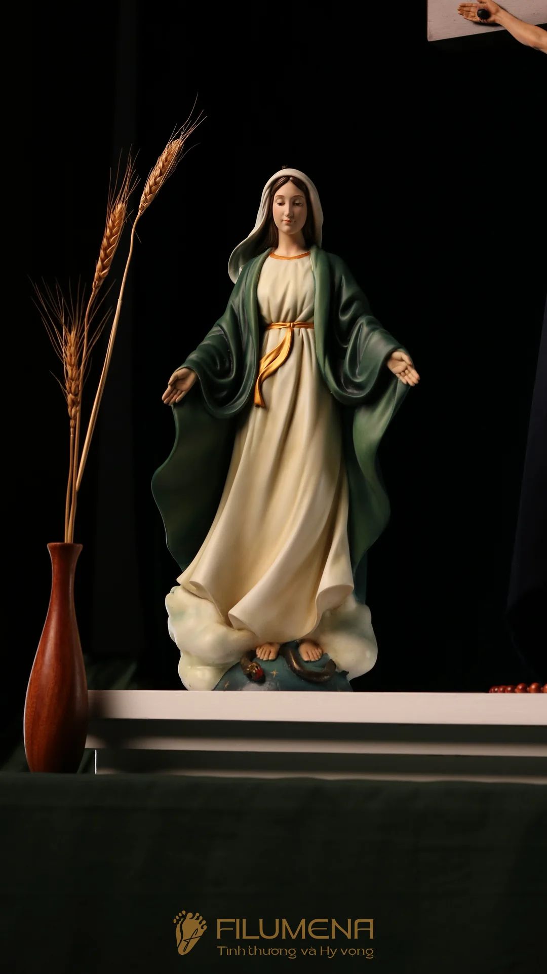 Bàn thờ Chúa phòng khách đẹp bằng gỗ 1 bệ 3 tầng mã BT3