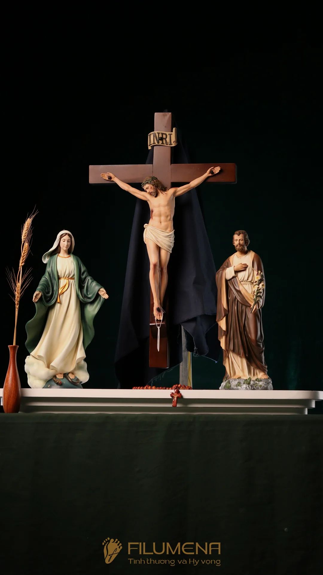 Bàn thờ Chúa phòng khách đẹp bằng gỗ 1 bệ 3 tầng mã BT3