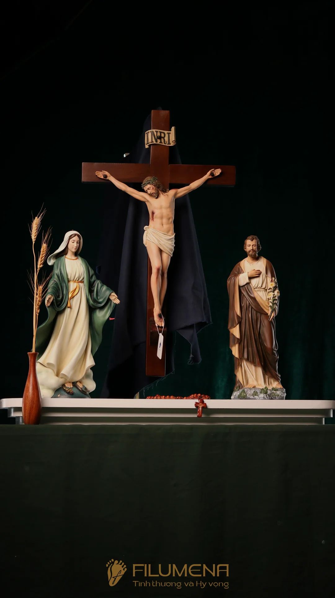 Bàn thờ Chúa phòng khách đẹp bằng gỗ 1 bệ 3 tầng mã BT3