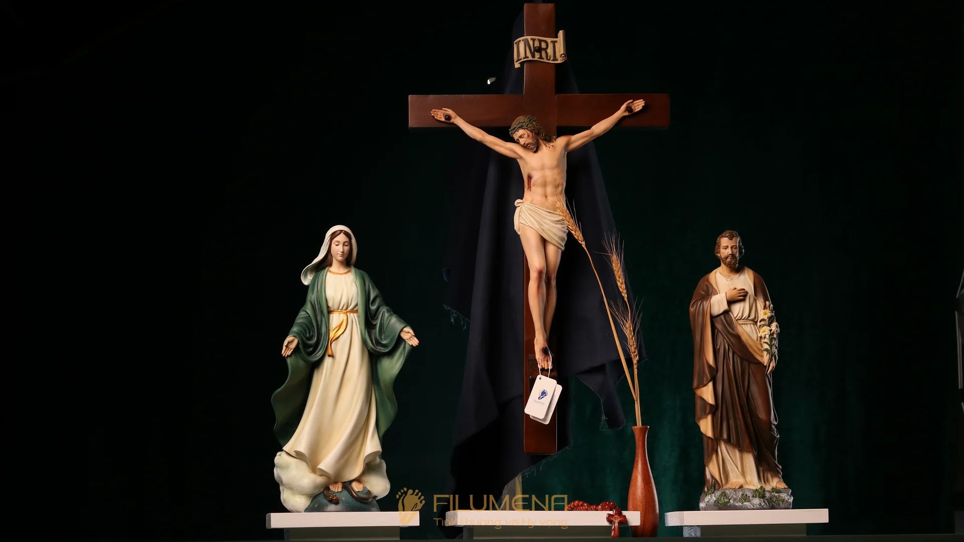 Tác phẩm có bản quyền thường minh bạch về mẫu gốc, tác giả, quy trình sáng tác và tiêu chuẩn chất lượng.