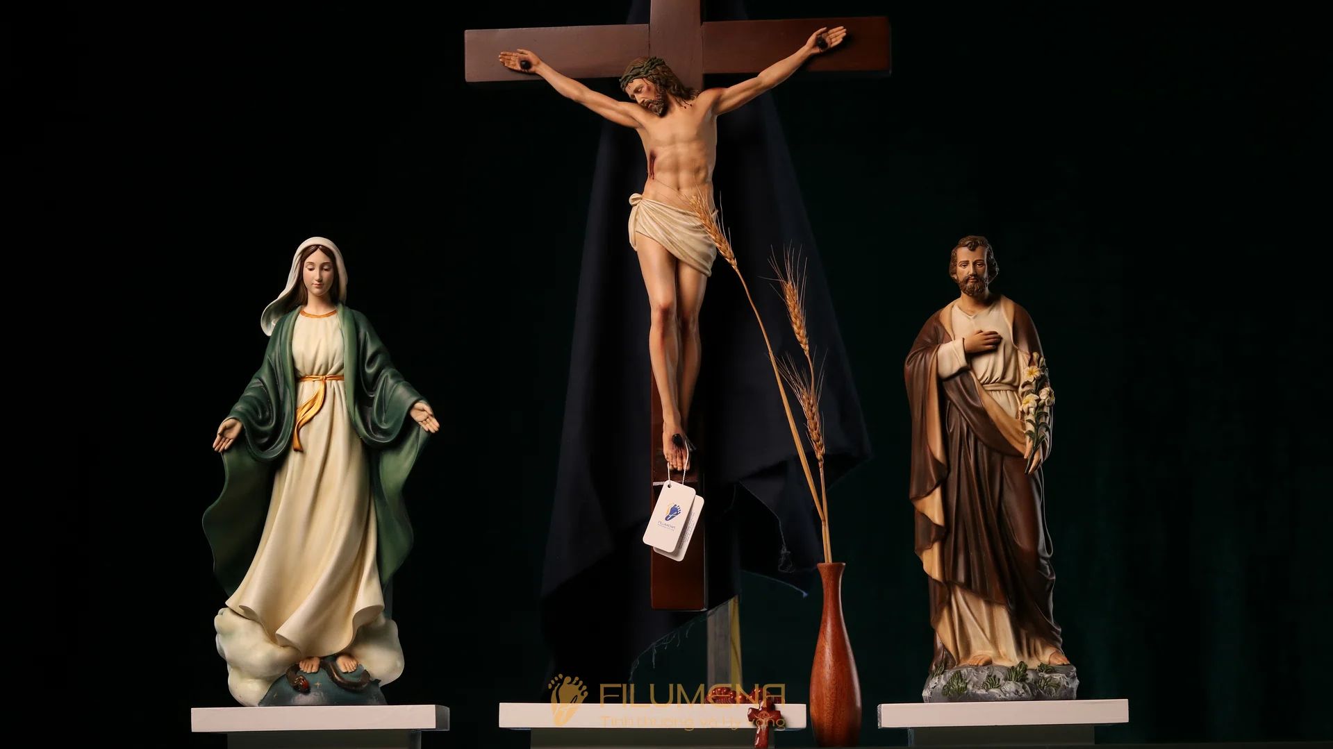 Tác phẩm có bản quyền thường minh bạch về mẫu gốc, tác giả, quy trình sáng tác và tiêu chuẩn chất lượng.