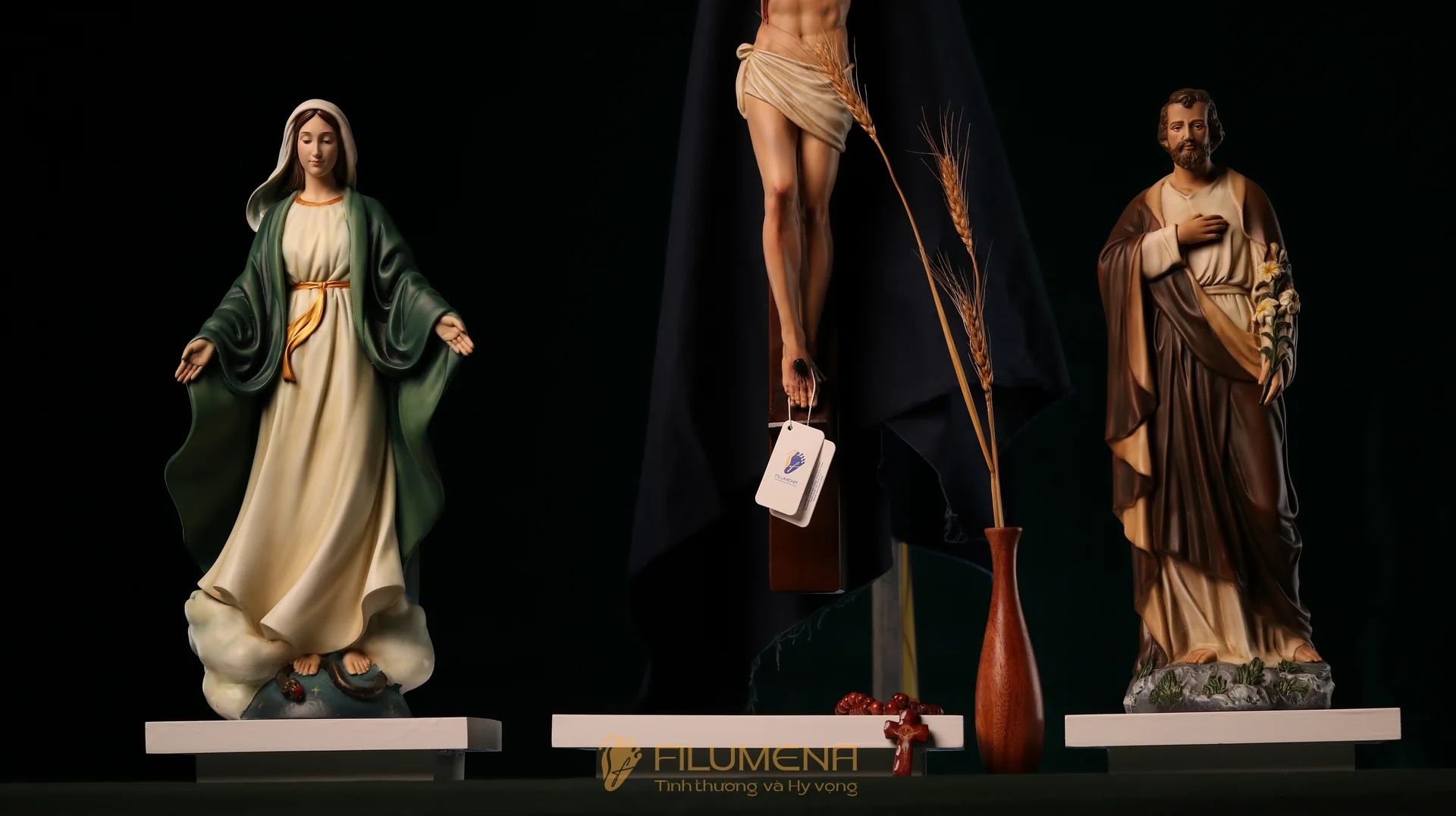 Những điểm dễ nhận ra vẽ tay: gương mặt, ánh mắt, môi, bàn tay, nếp áo và sắc độ chuyển nhẹ.