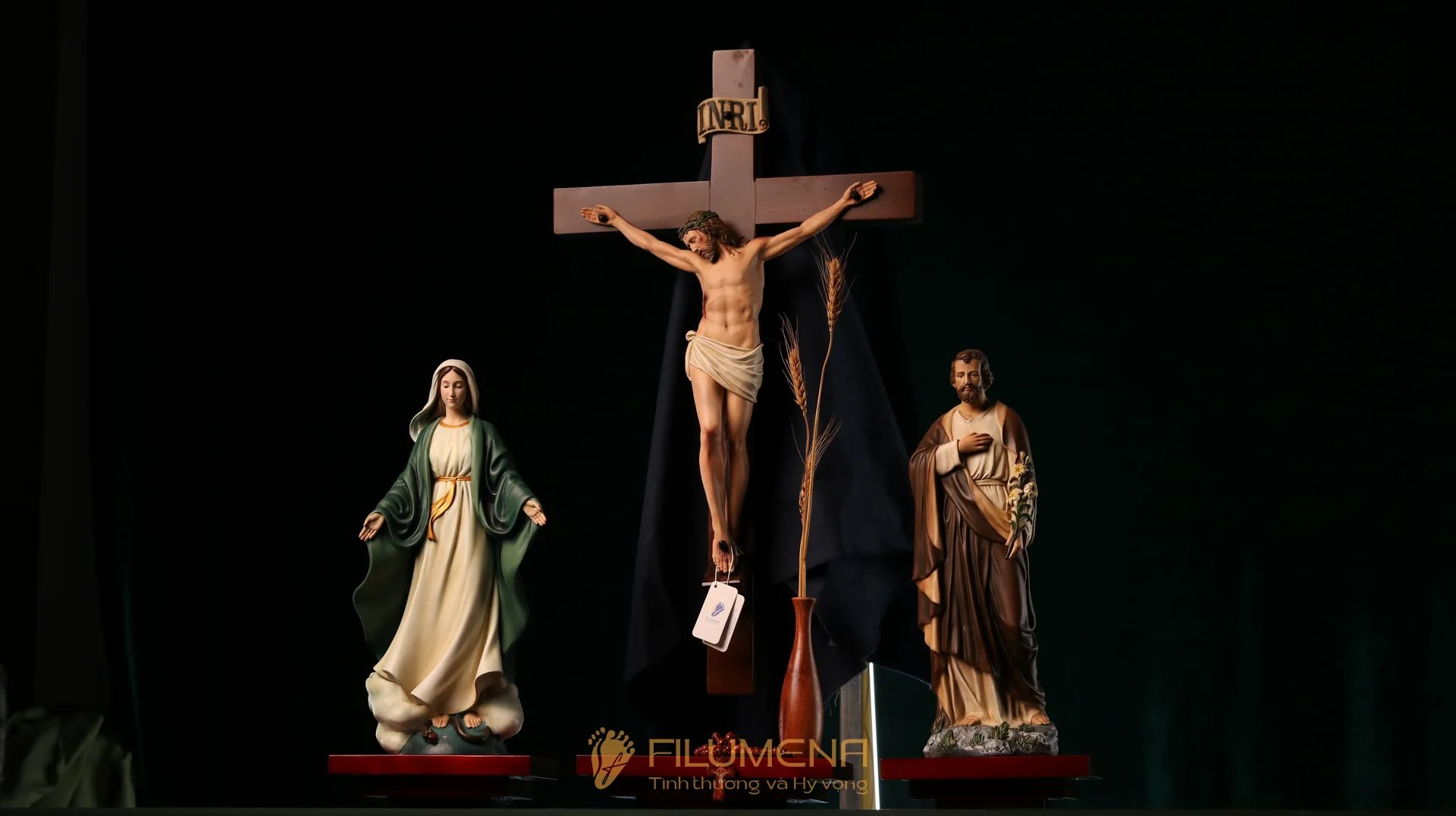 Bàn thờ Chúa bằng gỗ 3 kệ 3 tầng màu nâu sẫm ánh đỏ BT1