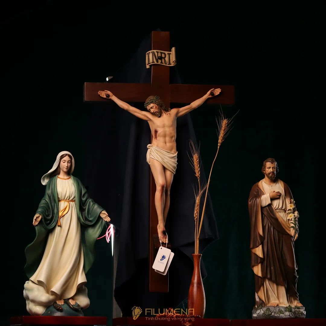 Bàn thờ Chúa bằng gỗ 3 kệ 3 tầng màu nâu sẫm ánh đỏ BT1