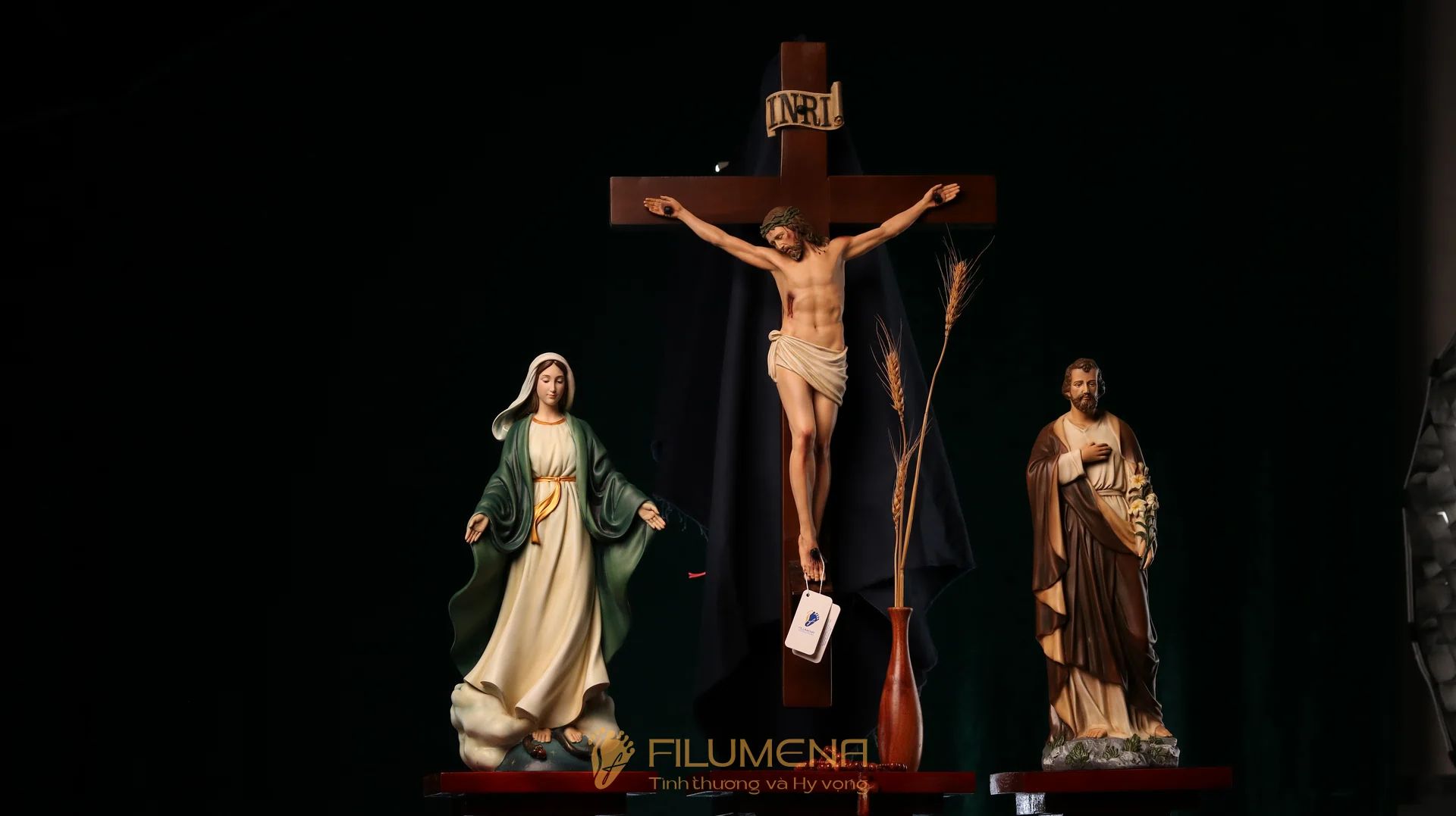 Bàn thờ Chúa bằng gỗ 3 kệ 3 tầng màu nâu sẫm ánh đỏ BT1