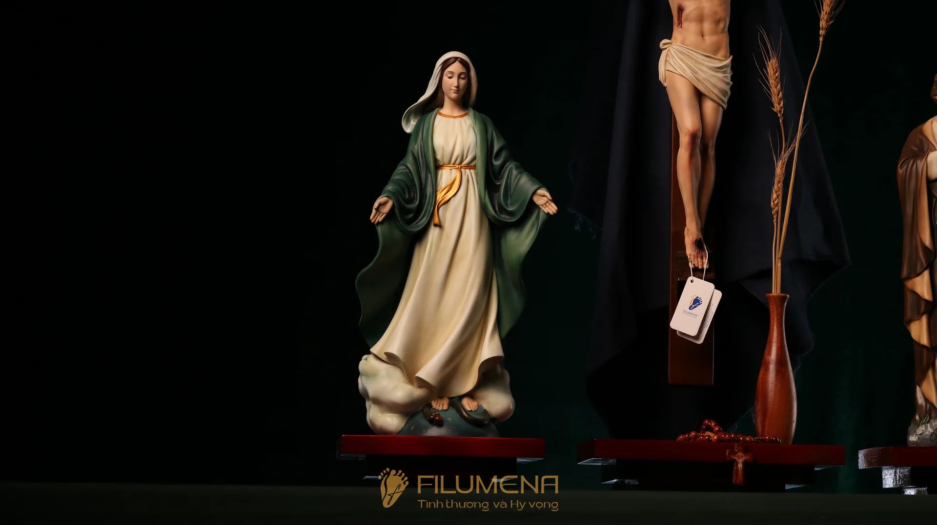 Bàn thờ Chúa bằng gỗ 3 kệ 3 tầng màu nâu sẫm ánh đỏ BT1