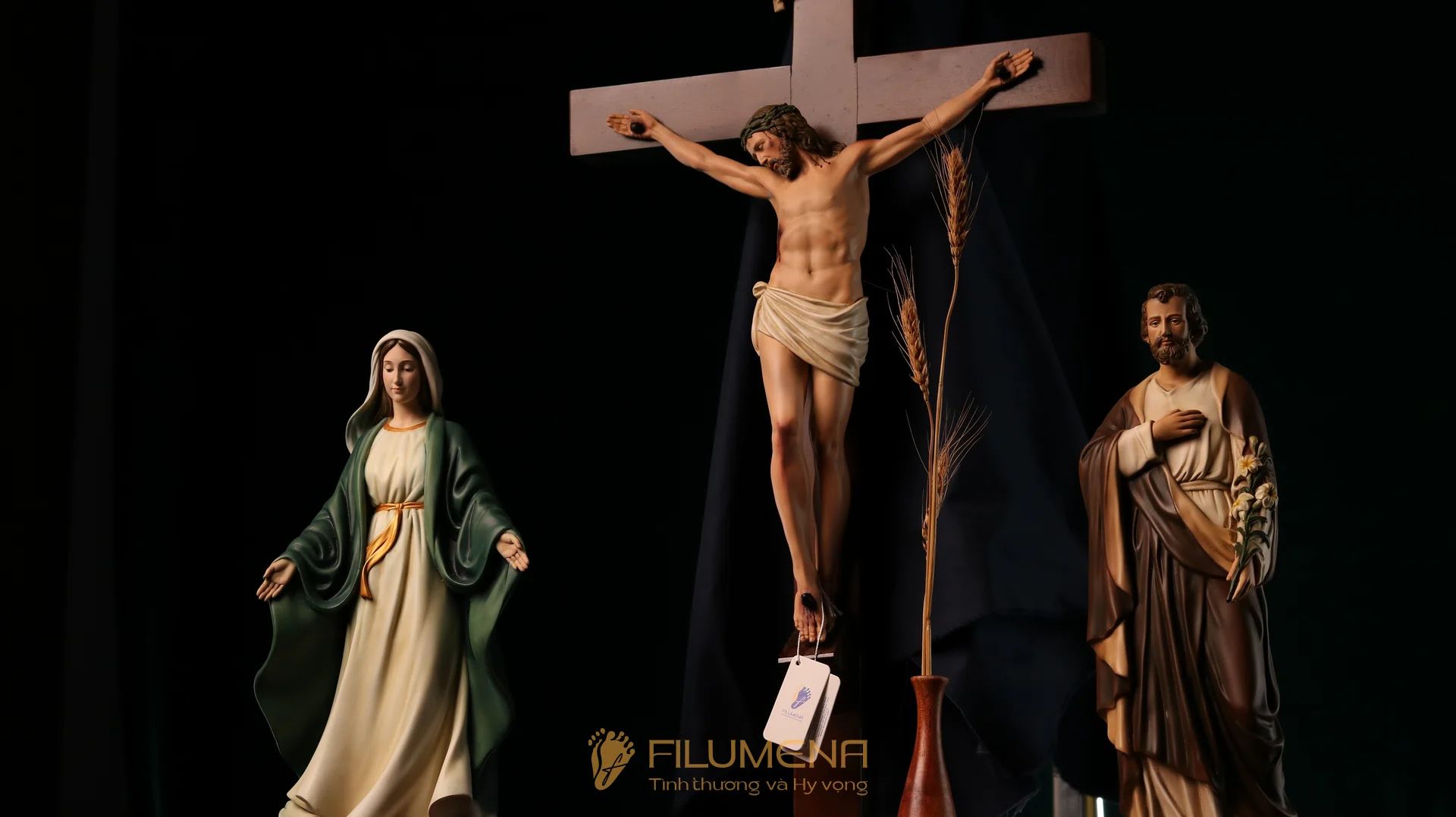 Bàn thờ Chúa bằng gỗ 3 kệ 3 tầng màu nâu sẫm ánh đỏ BT1