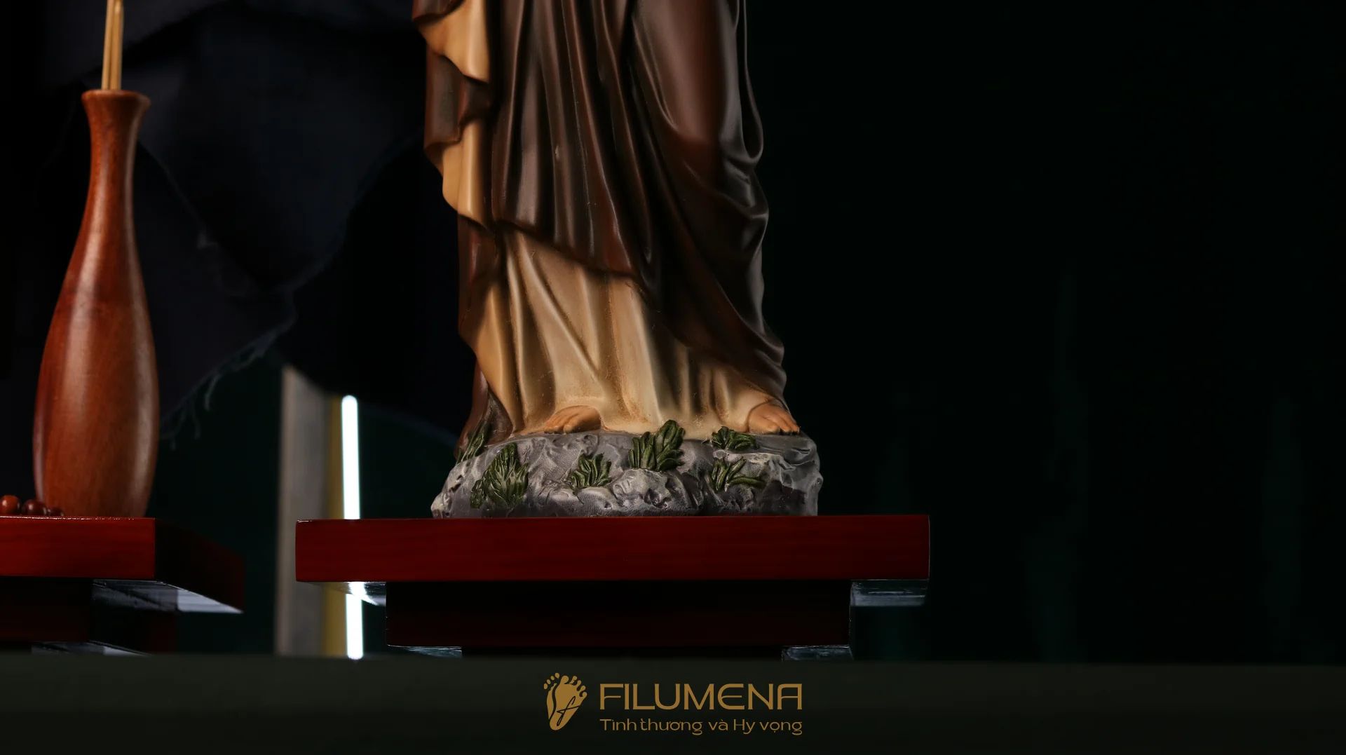 Bàn thờ Chúa bằng gỗ 3 kệ 3 tầng màu nâu sẫm ánh đỏ BT1