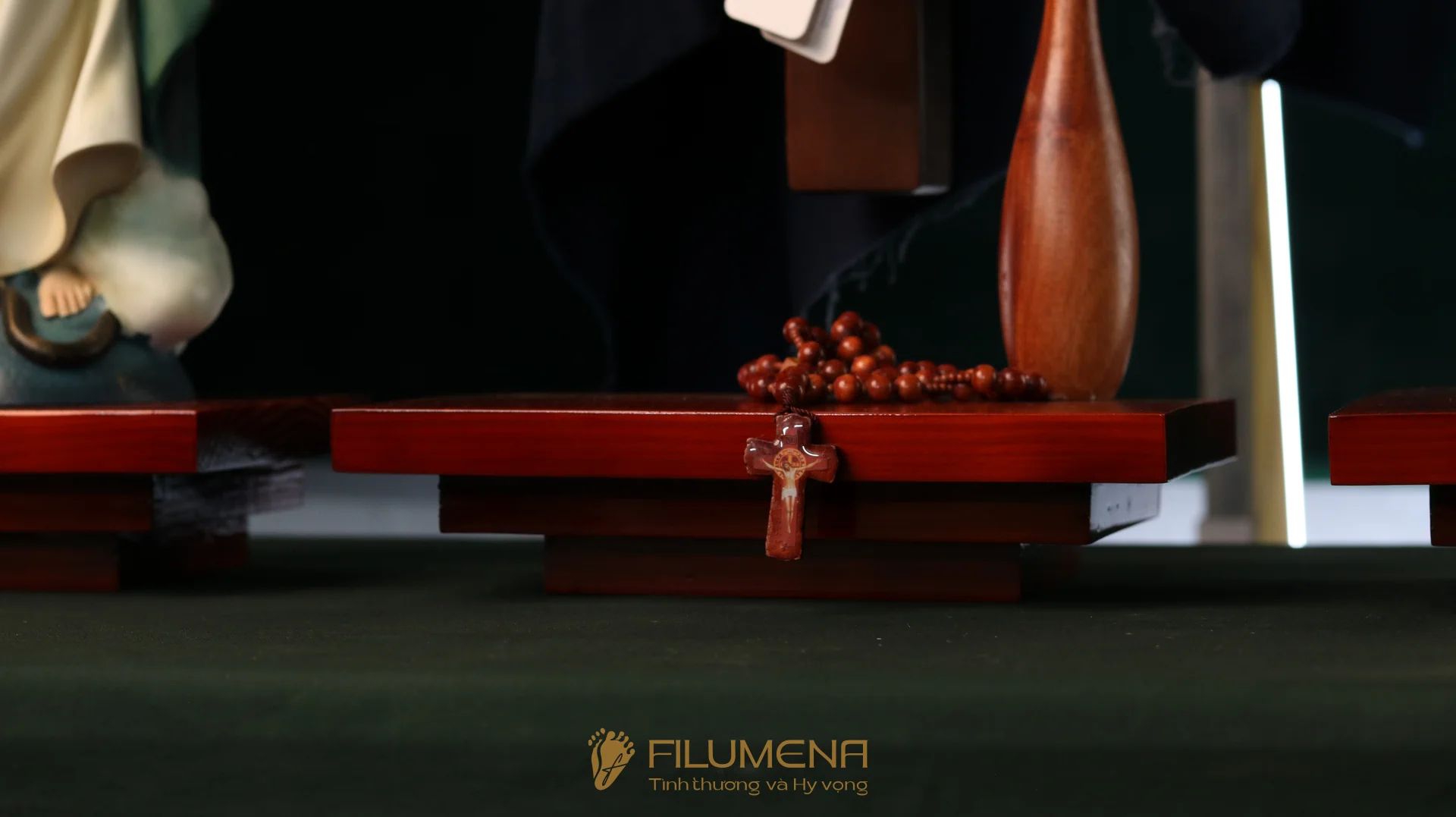 Bàn thờ Chúa bằng gỗ 3 kệ 3 tầng màu nâu sẫm ánh đỏ BT1