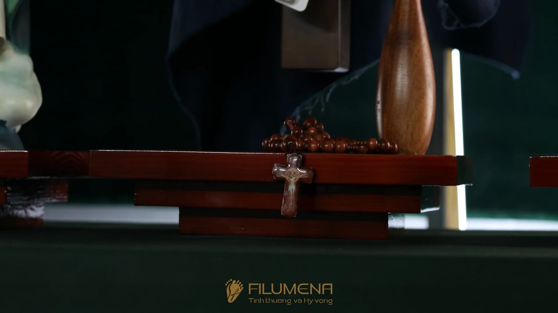 Bàn thờ Chúa bằng gỗ 3 kệ 3 tầng màu nâu sẫm ánh đỏ BT1