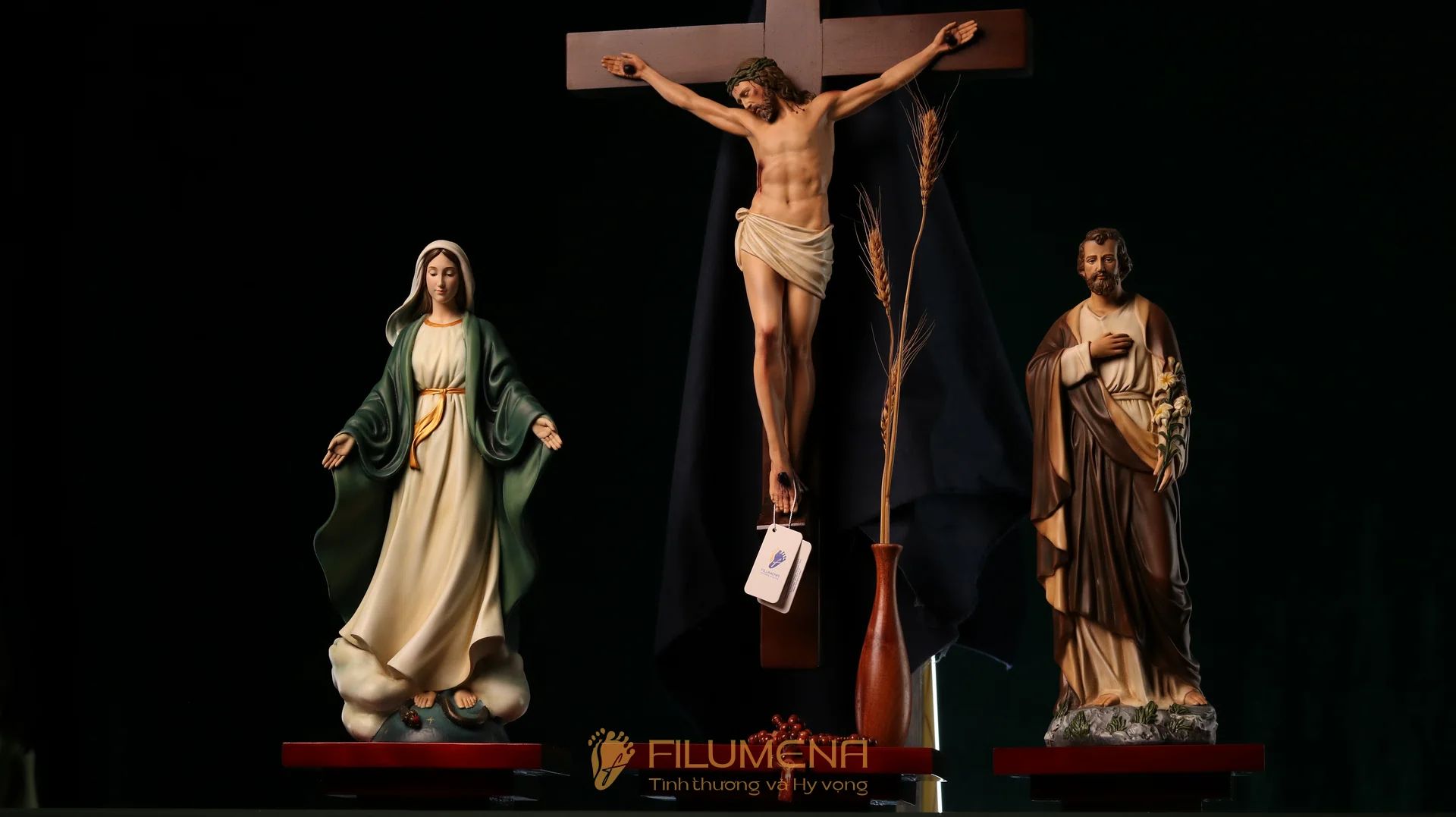 Bàn thờ Chúa bằng gỗ 3 kệ 3 tầng màu nâu sẫm ánh đỏ BT1