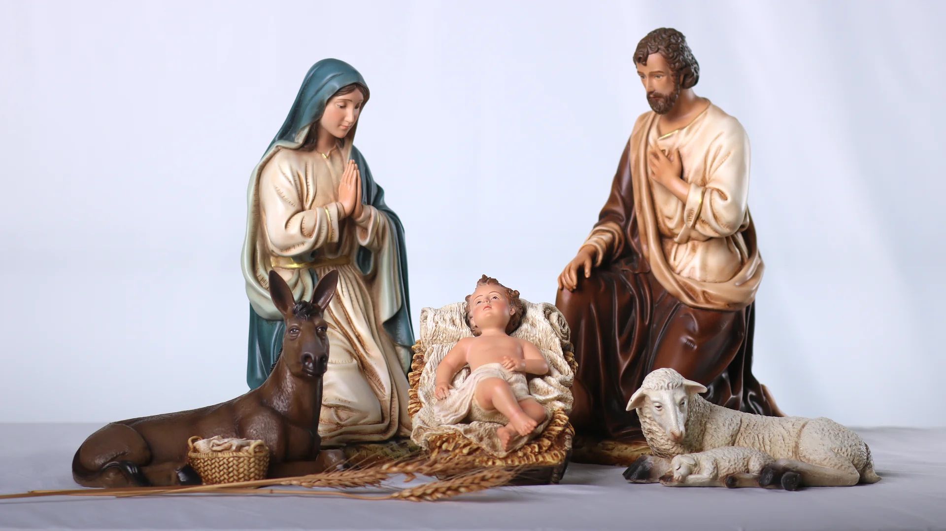 Bộ tượng Giáng sinh 30 cm 5 nhân vật tông màu sáng cổ điển