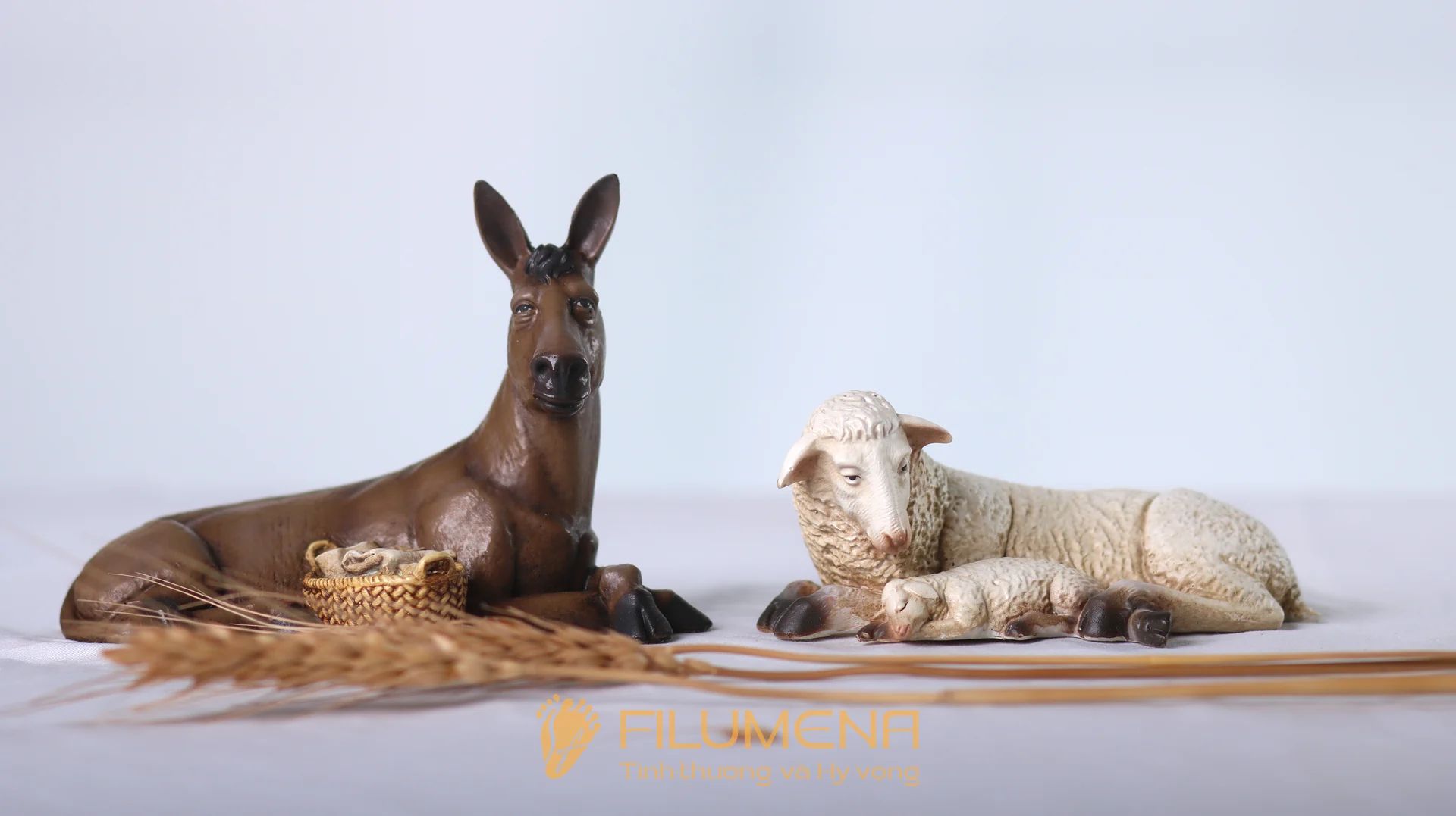 Bộ tượng Giáng sinh 20 cm 5 nhân vật tông màu sáng cổ điển