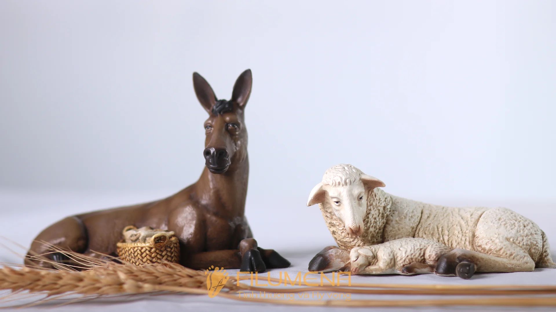 Bộ tượng Giáng sinh 20 cm 5 nhân vật tông màu sáng cổ điển