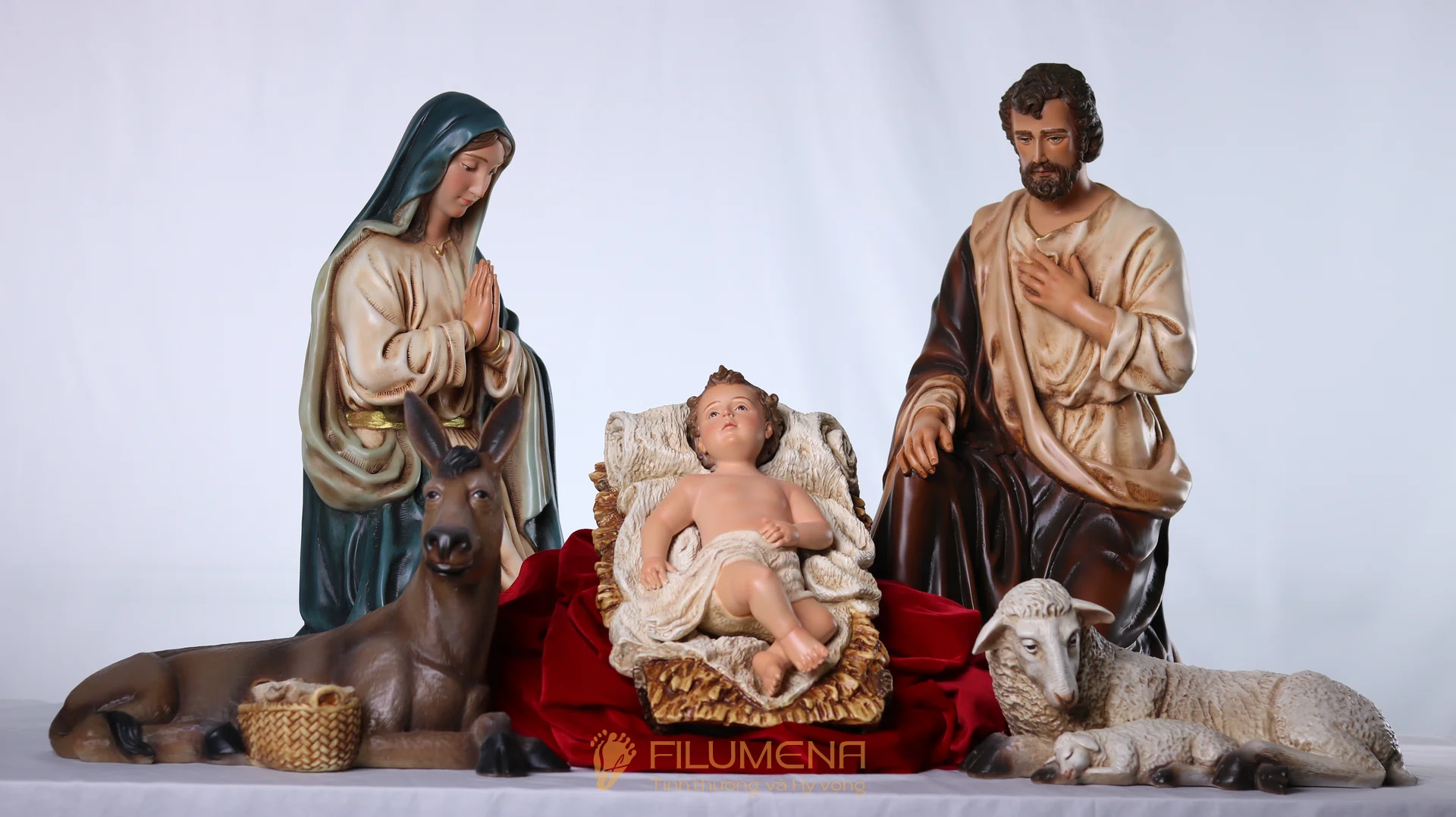 Tượng Chúa Giáng Sinh tái hiện khung cảnh hang đá Bê-lem với Chúa Hài Đồng nằm trong máng cỏ