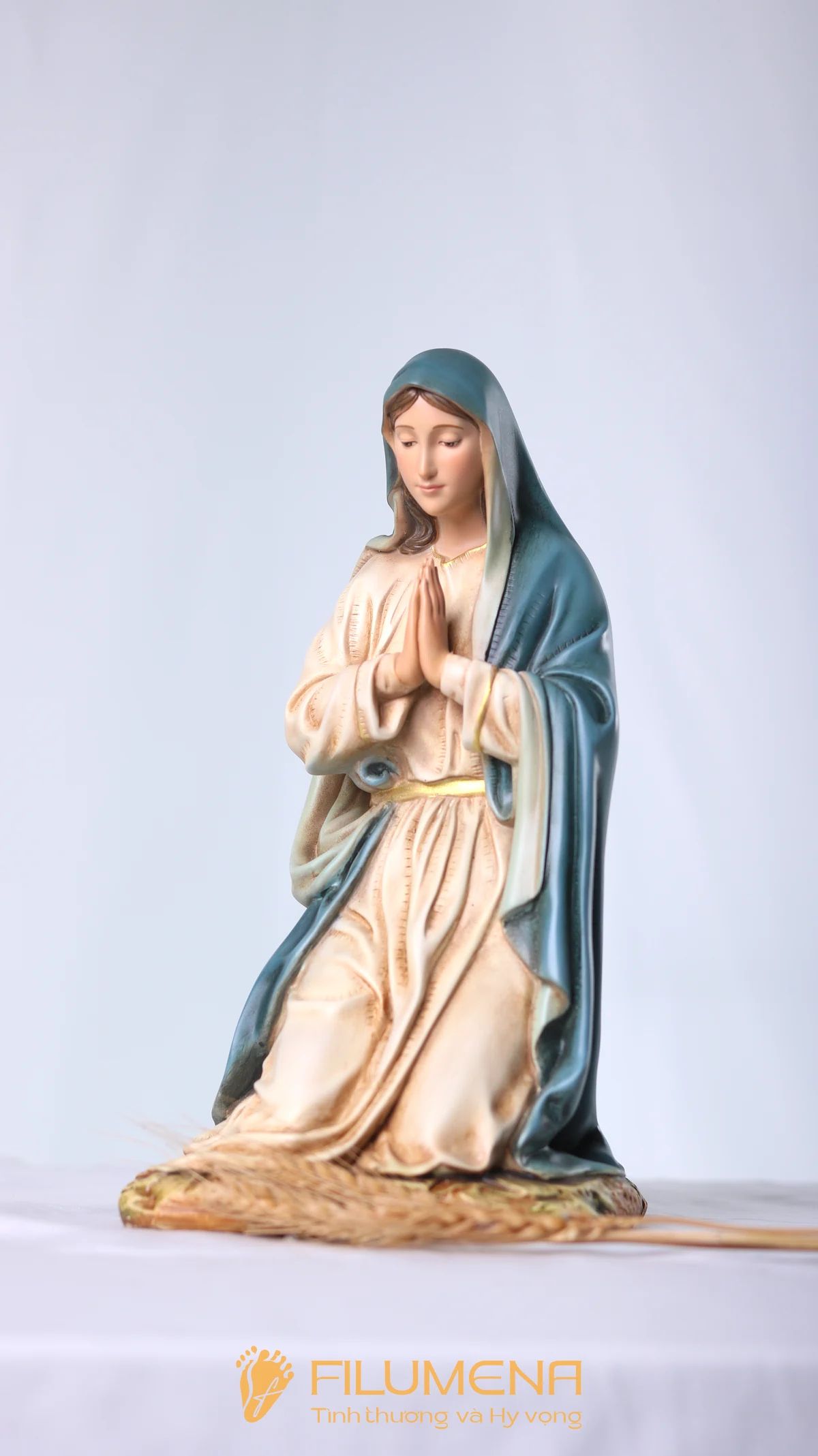 Bộ tượng Giáng sinh 30 cm 5 nhân vật tông màu sáng cổ điển