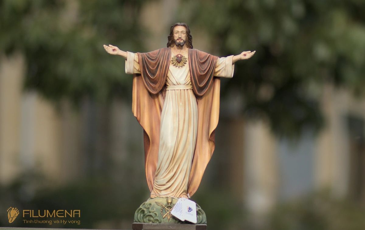 Những điểm dễ nhận ra vẽ tay: gương mặt, ánh mắt, môi, bàn tay, nếp áo và sắc độ chuyển nhẹ.