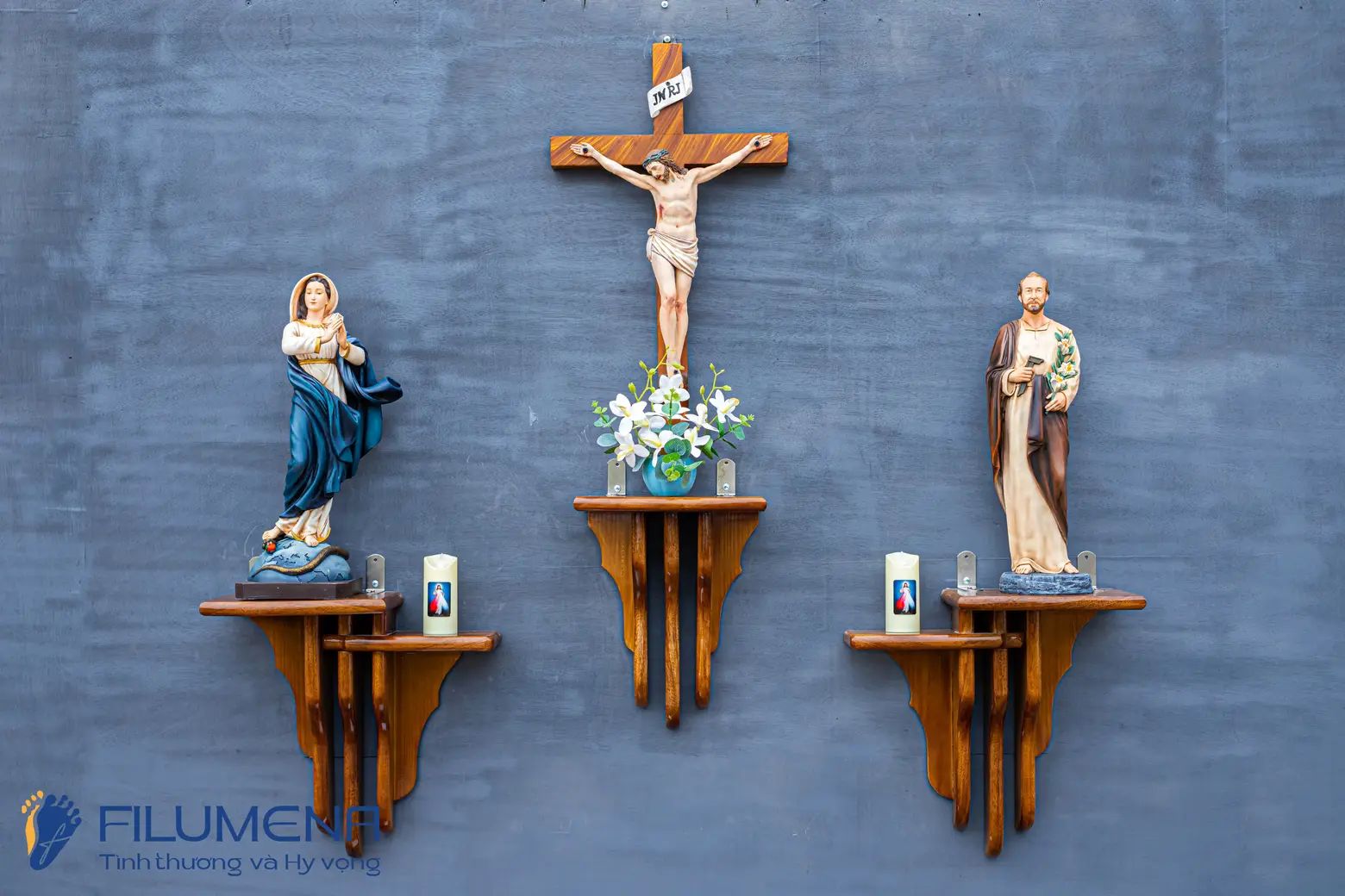 Bàn thờ Công giáo do Filumena sáng tác và sản xuất