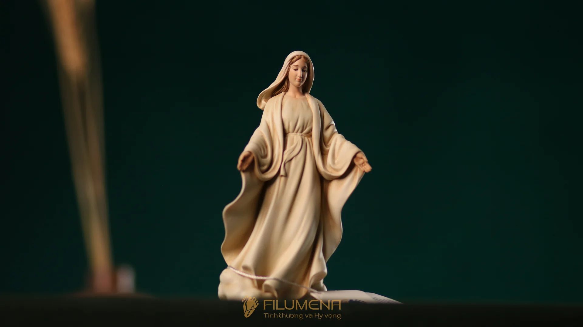 Tượng Đức Mẹ Ban Ơn cao 15 cm, 20 cm màu trắng M3