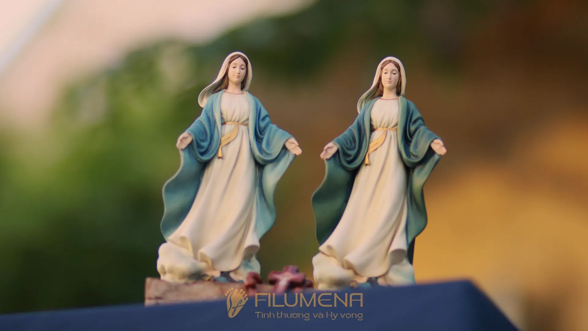 Tượng Đức Mẹ Ban Ơn cao 15 cm, 20 cm màu xanh da trời M1