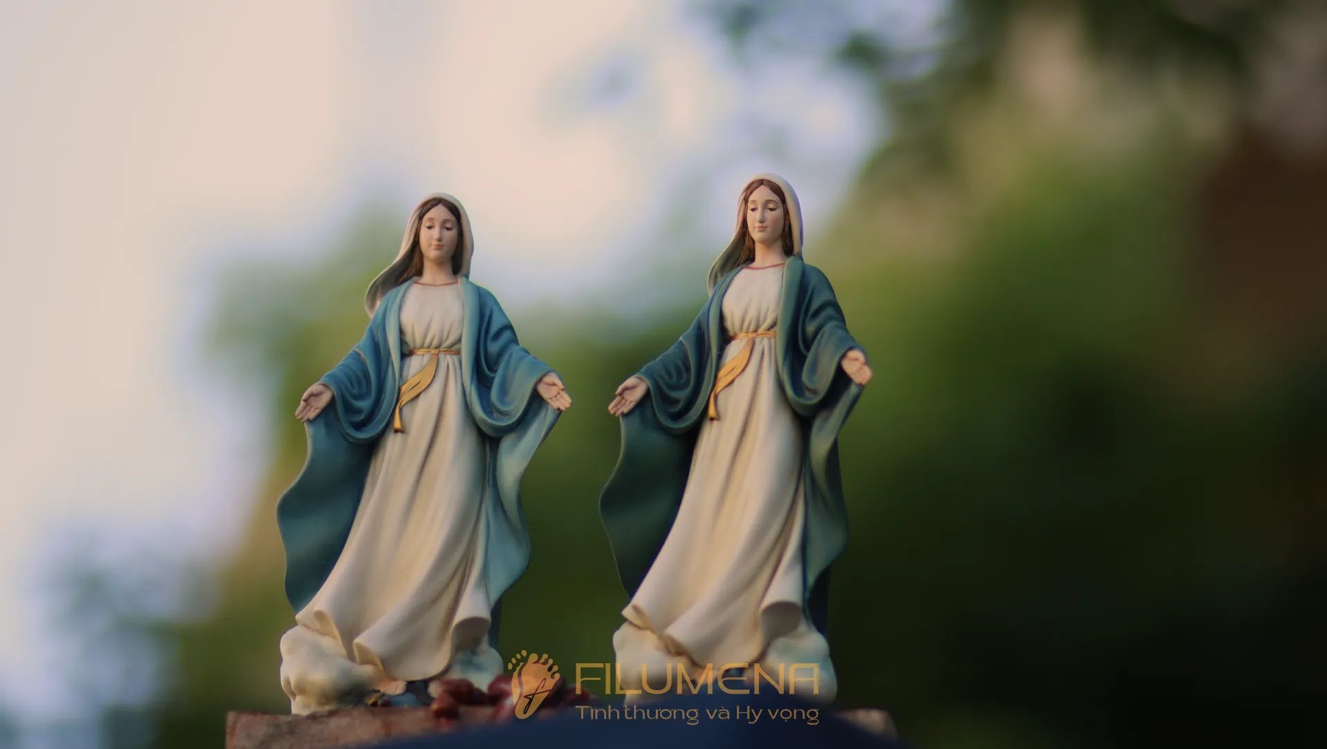 Tượng Đức Mẹ Ban Ơn cao 15 cm, 20 cm màu xanh da trời M1