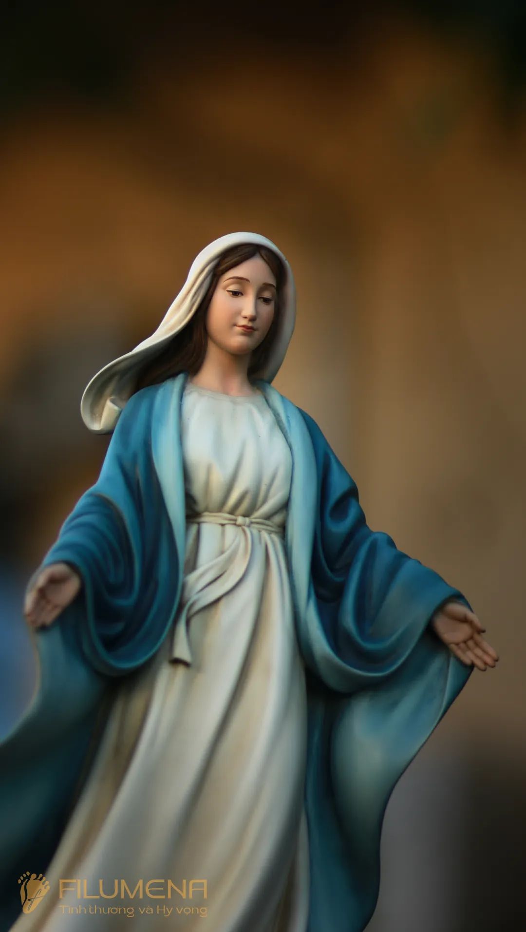 Những điểm dễ nhận ra vẽ tay: gương mặt, ánh mắt, môi, bàn tay, nếp áo và sắc độ chuyển nhẹ.