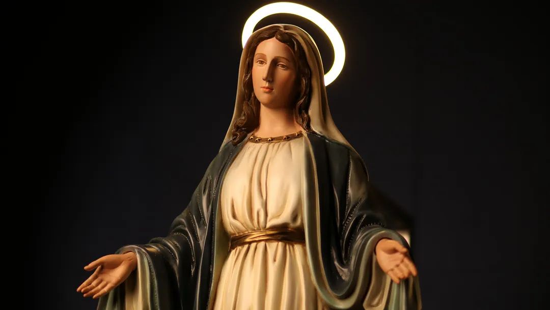 Tượng Công giáo do Filumena sáng tác và sản xuất