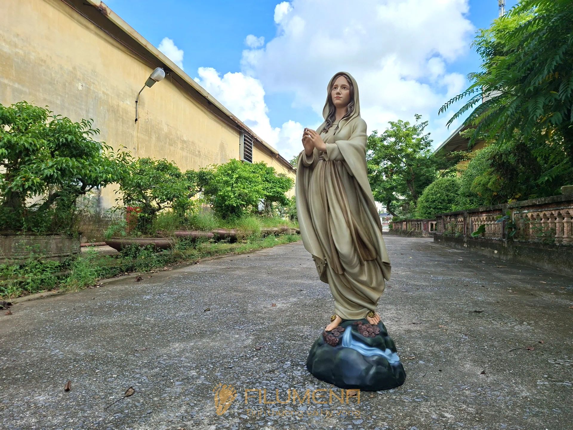 Tượng Đức Mẹ Lộ Đức cao 110 cm màu vàng cát