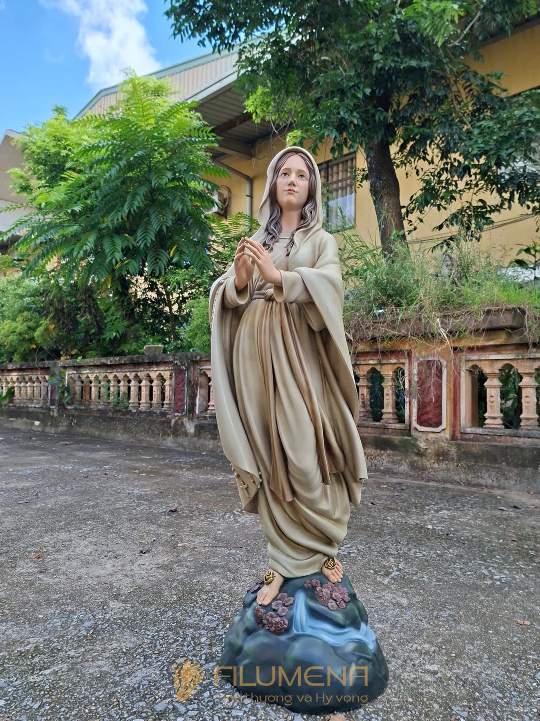 Tượng Đức Mẹ Lộ Đức cao 110 cm màu vàng cát