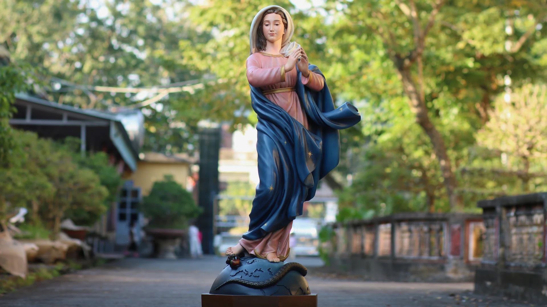 Tượng Đức Mẹ Vô Nhiễm Nguyên Tội cao 120 cm màu trầm truyền thống