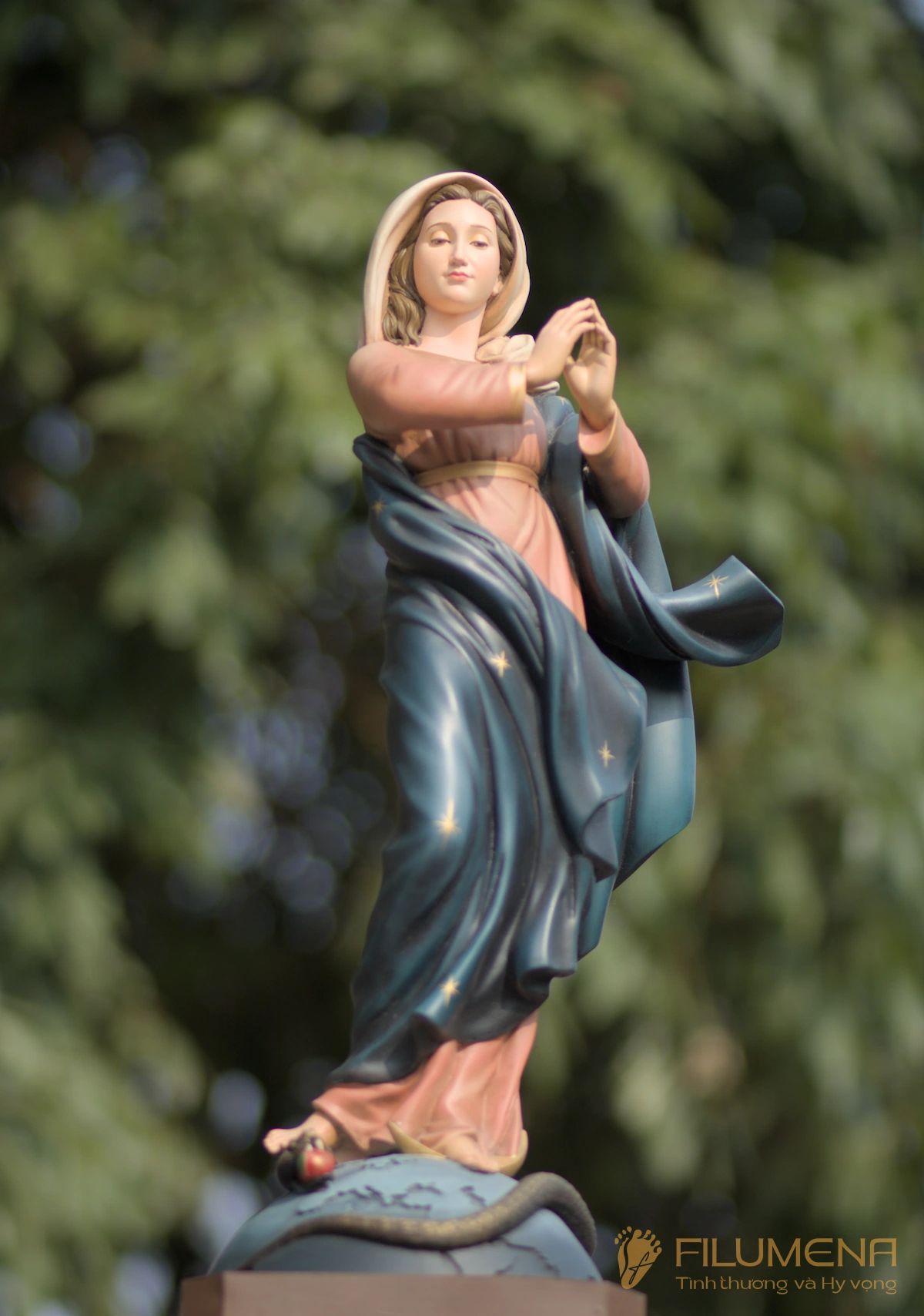 Bàn thờ Công giáo do Filumena sáng tác và sản xuất