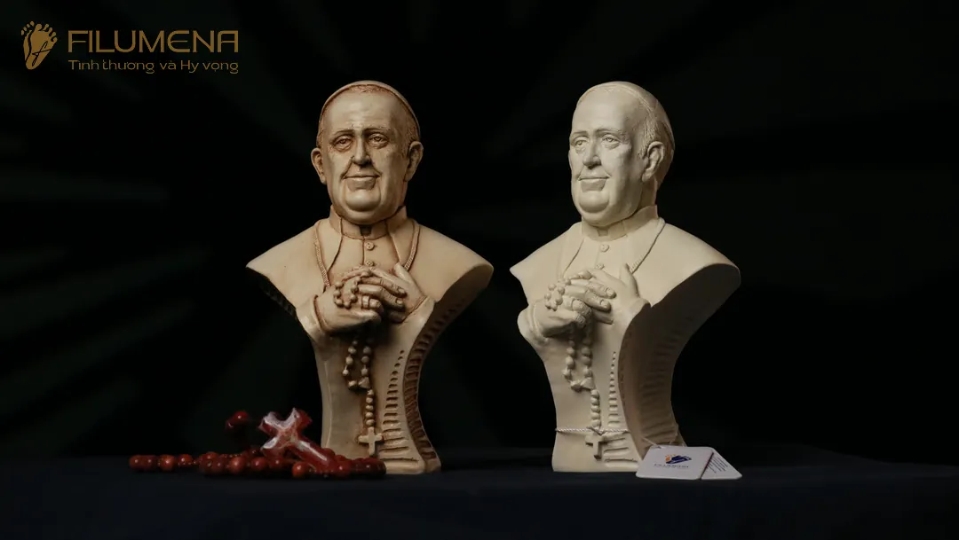 Tượng Đức Thánh Cha với dáng mục tử hiền hòa, gần gũi đoàn chiên.