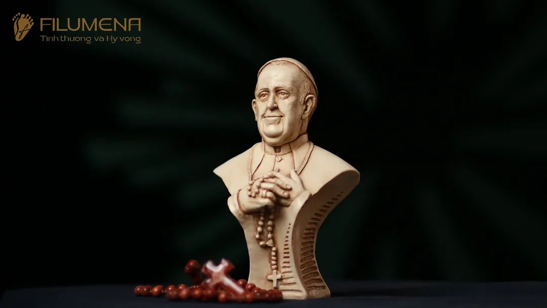 Tượng Đức Thánh Cha Phanxicô, cao 20 cm, màu M2