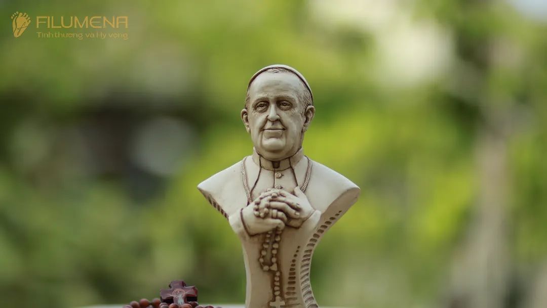 Tượng Đức Thánh Cha Phanxicô, cao 20 cm, màu M2
