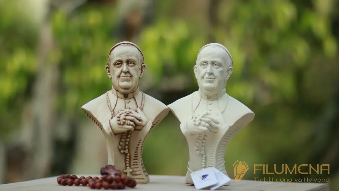 Tượng Đức Thánh Cha Phanxicô, cao 20 cm, màu M2