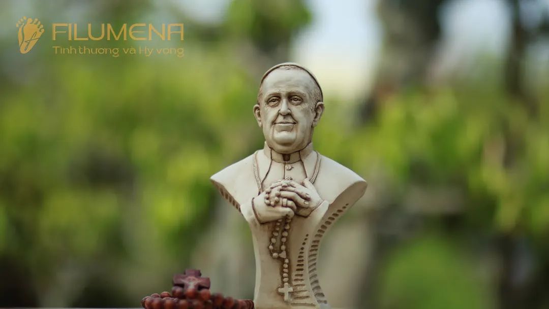 Tượng Đức Thánh Cha Phanxicô, cao 20 cm, màu M2