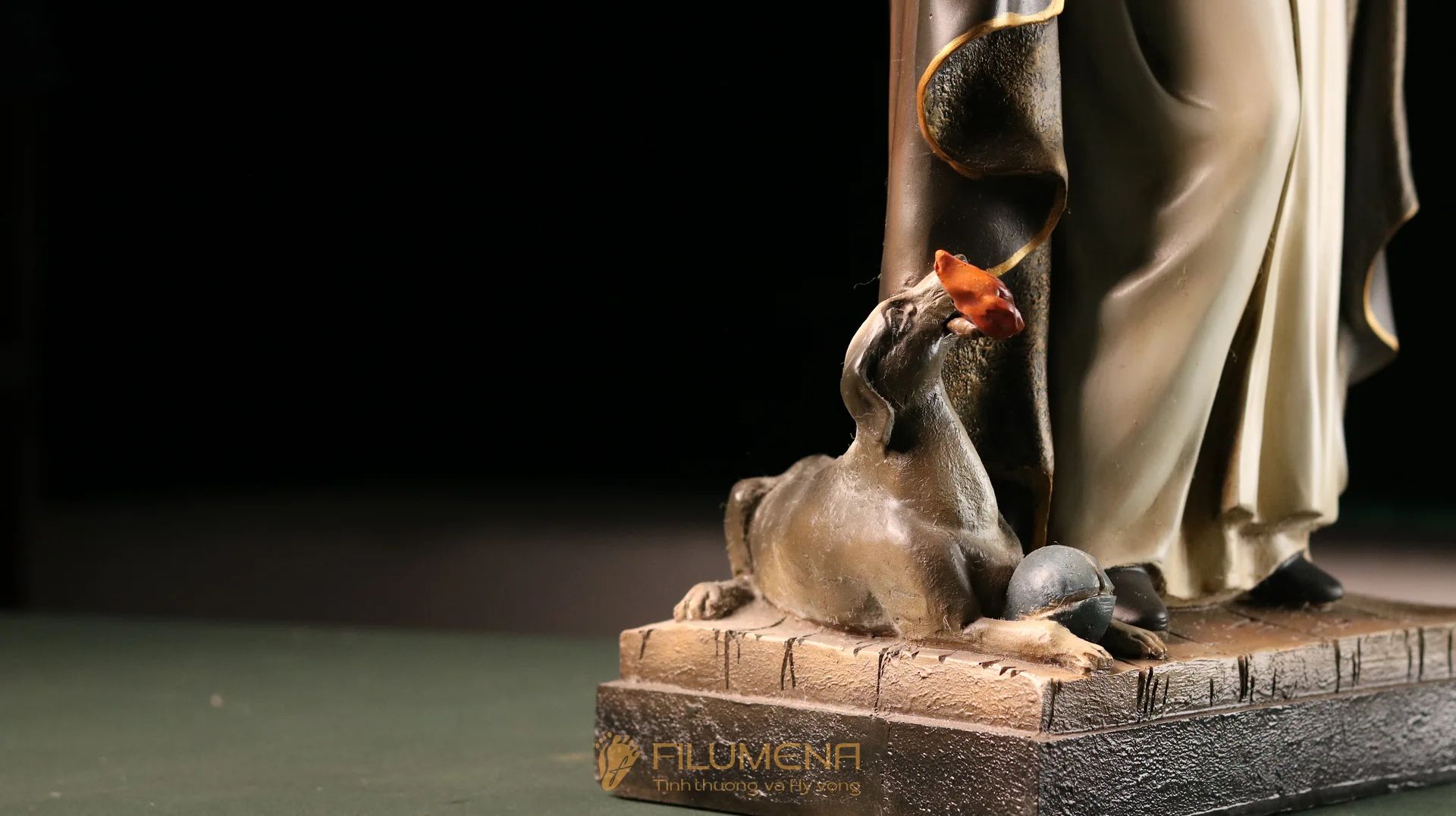 Những điểm dễ nhận ra vẽ tay: gương mặt, ánh mắt, môi, bàn tay, nếp áo và sắc độ chuyển nhẹ.