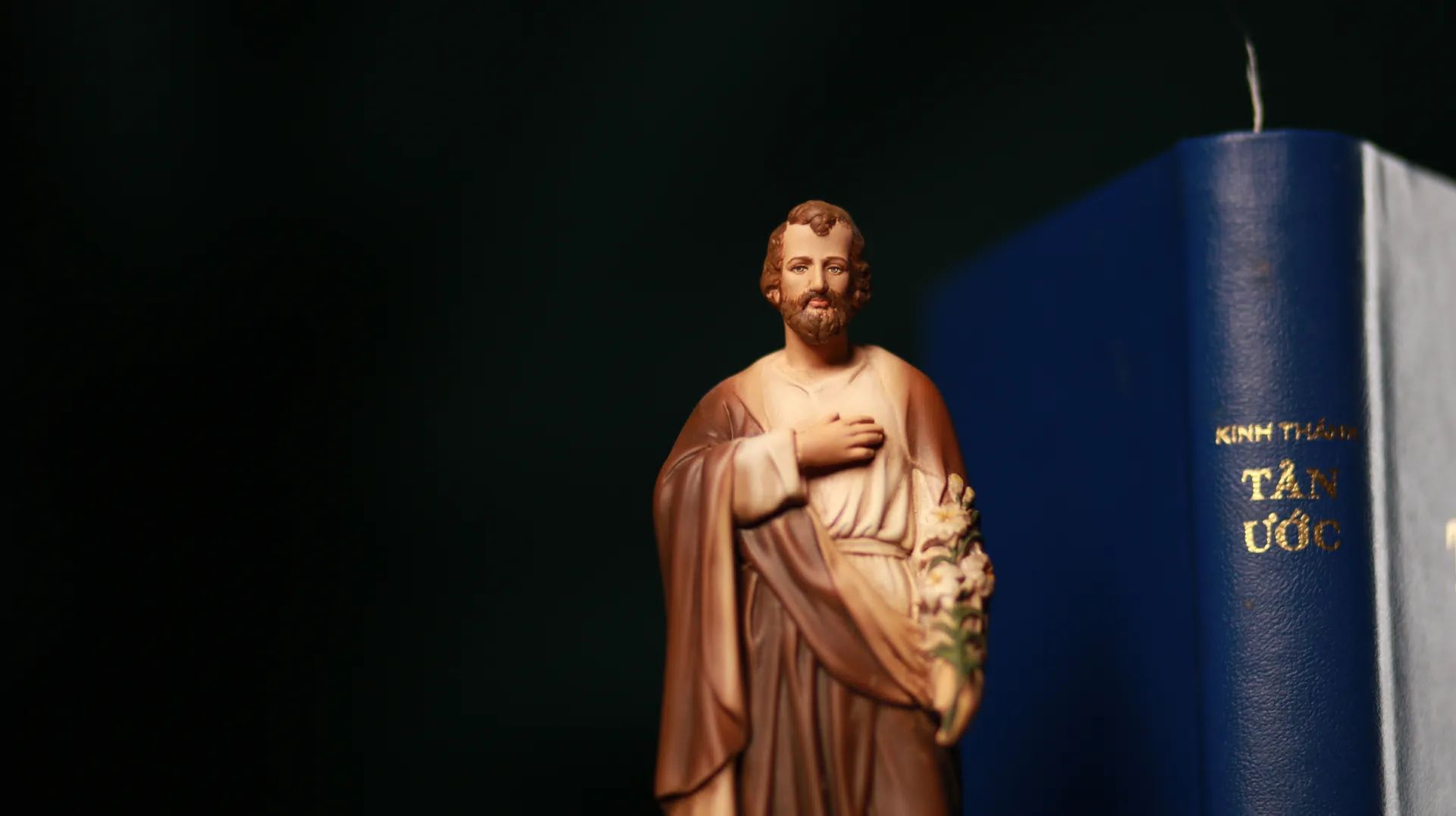 Tượng Thánh Giuse Hoa Huệ 15 cm, 20 cm màu nâu M1