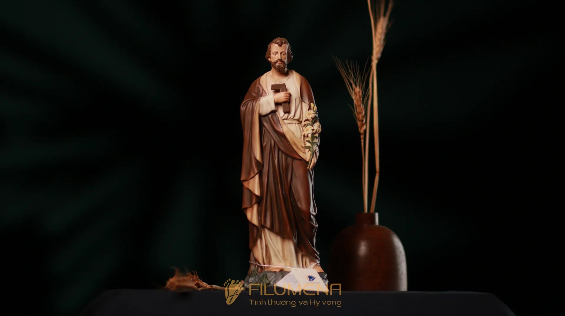 Những điểm dễ nhận ra vẽ tay: gương mặt, ánh mắt, môi, bàn tay, nếp áo và sắc độ chuyển nhẹ.