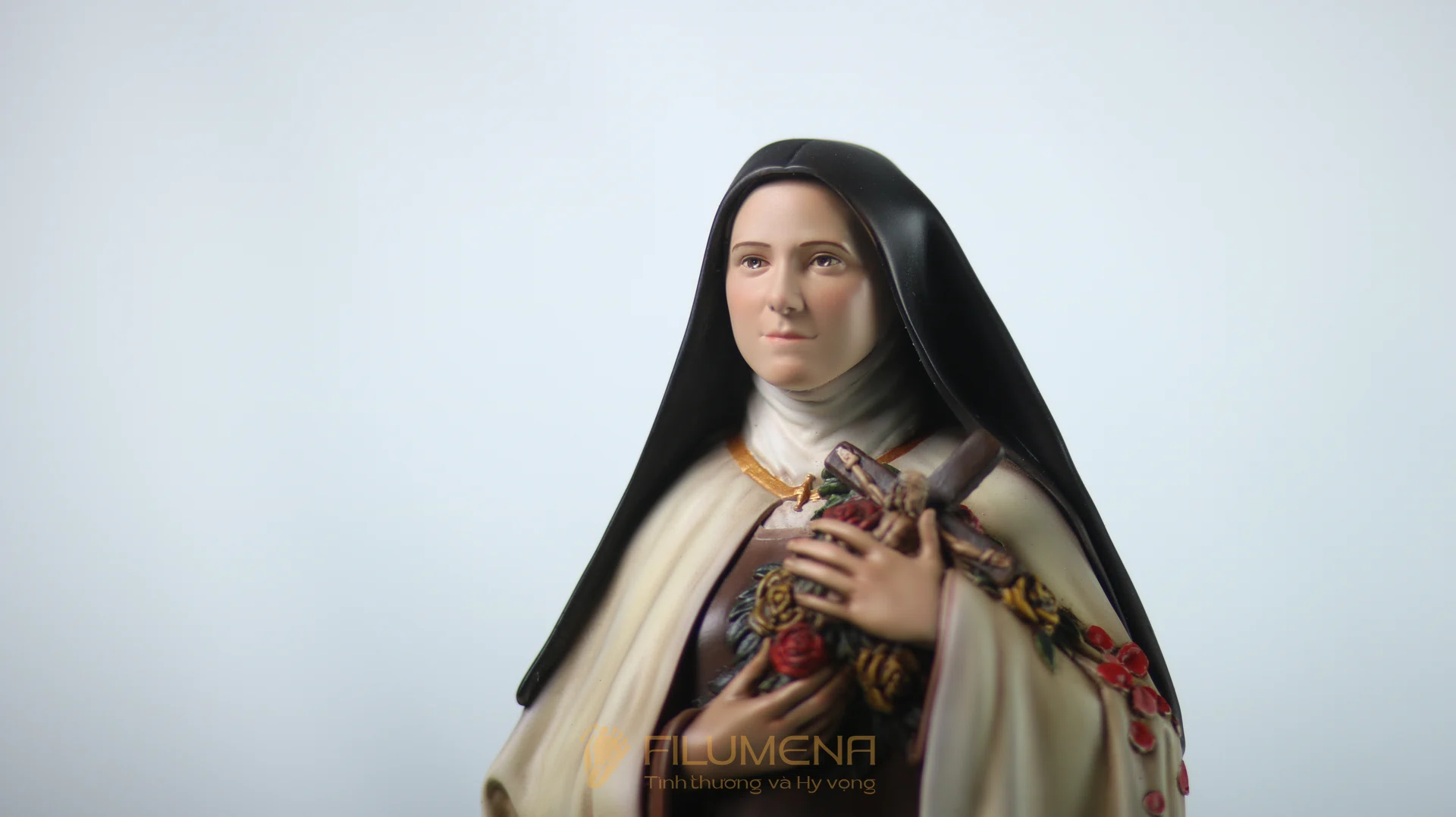 Tượng Thánh Tê-rê-sa Hài Đồng Giêsu — bó hồng và thánh giá.